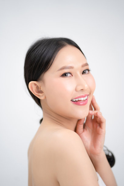 美丽的亚洲女人，在白色的背景上有一张明亮而干净的脸。美丽的概念。图片下载