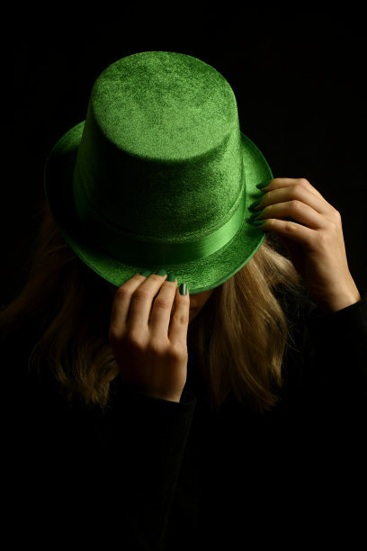 一个女人的脸被一顶绿色的帽子遮住的特写图片下载