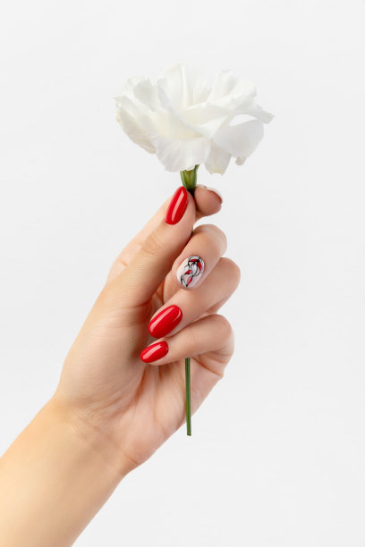美丽的女人与红色美甲手捧花在白色的背景图片下载