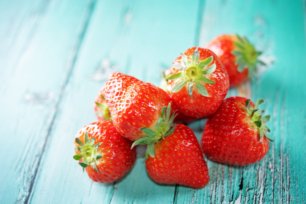 新鲜成熟的草莓在木材的背景图片下载