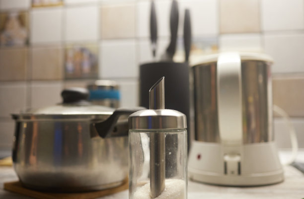 厨房用具放在桌子上图片下载