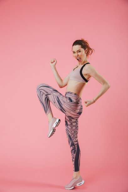 垂直侧视图图像，欢快的女运动员做运动图片下载