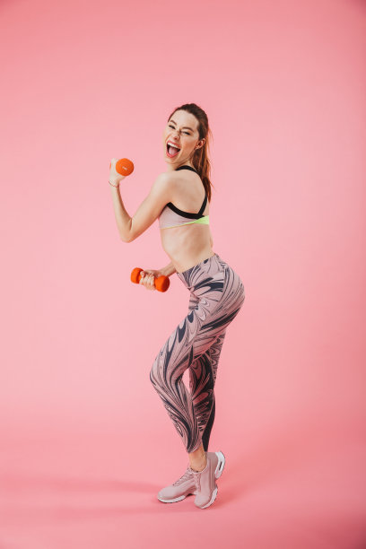 垂直侧视图图像的运动员做运动与哑铃图片下载