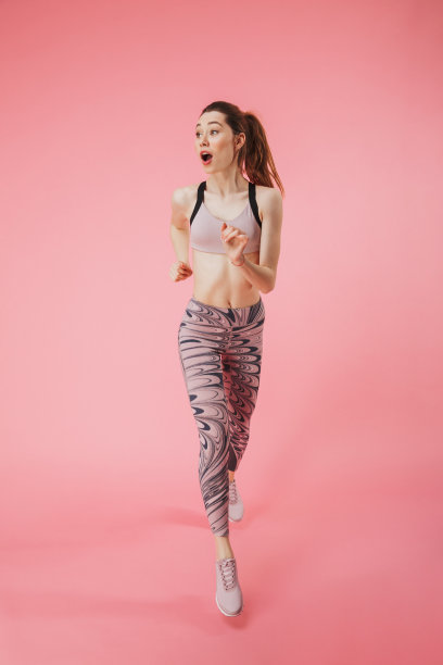 震惊年轻健身女运动员跑步图片下载