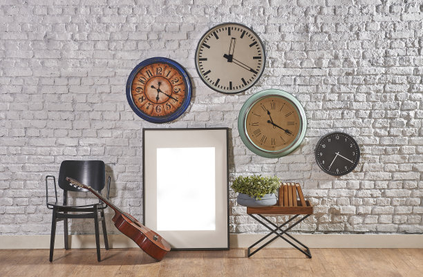 现代家居客厅白色砖墙与时钟和旧桌子图片下载
