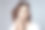 一个女人的美丽肖像与自然化妆和涂抛光指甲在她的手。戒指戴在手上图片下载