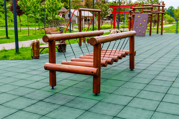 在城市公园里，孩子们的操场上有不同的设备图片下载