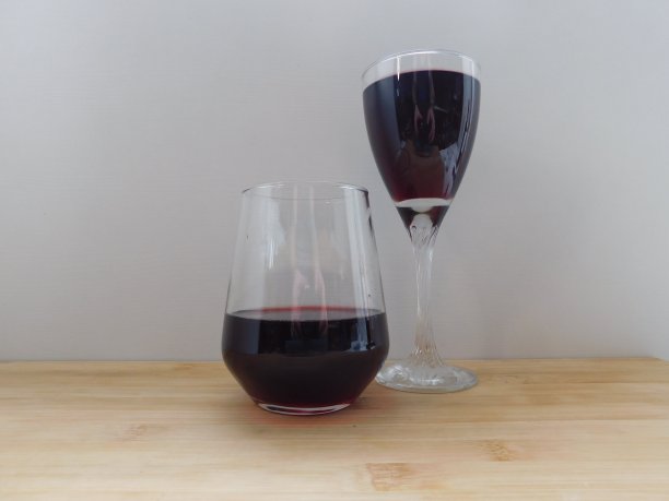 厨房桌子上放着两杯红酒图片下载