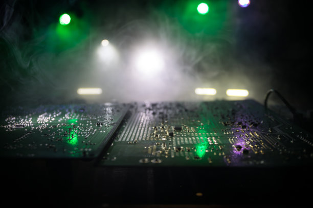 电子微电路的程式化照片。微电路，接触器，电子学，主板。黑色背景。电子器件的微距摄影。图片下载