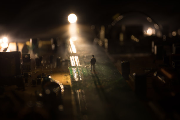 电子微电路的程式化照片。微电路，接触器，电子学，主板。黑色背景。电子器件的微距摄影。图片下载