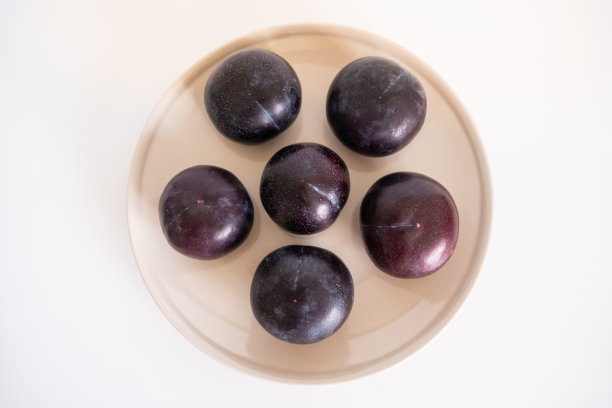 孤立在白色背景上的李子图片下载