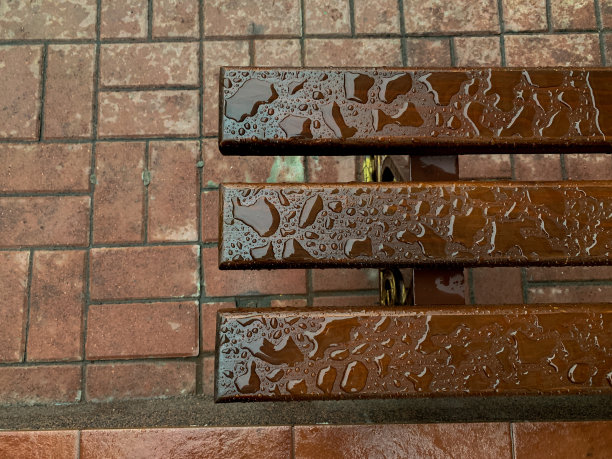 雨水落在室外的长凳上图片下载