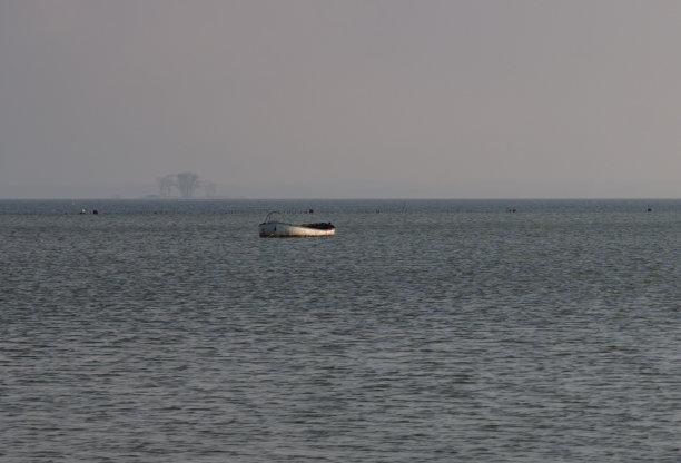 海上孤独的渔船图片下载