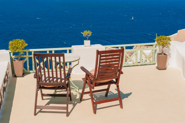 阳台上的两把椅子，可以看到海景图片下载