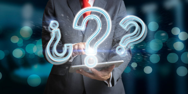 商人在黑暗的背景下用平板电脑和问号作为怀疑和思考的概念。素材图片