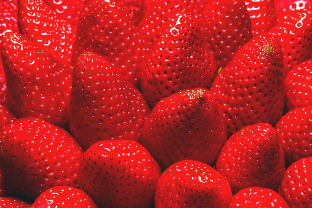 黑皮包装的草莓图片下载