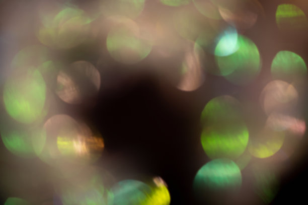 散景灯光的暗背景图片下载