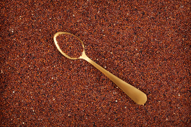 金勺红藜麦粉。俯视图，选择性聚焦，复制空间。食品的背景图片下载