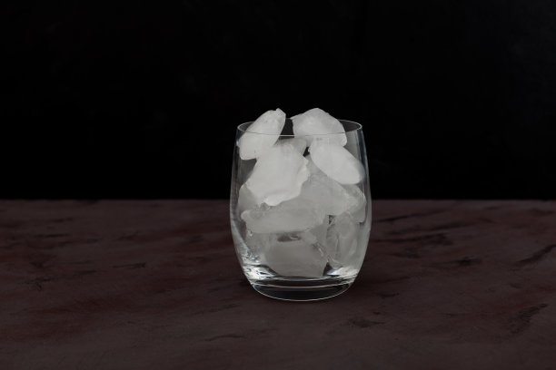 玻璃与真正的冰在黑暗的背景，特写，复制空间图片下载