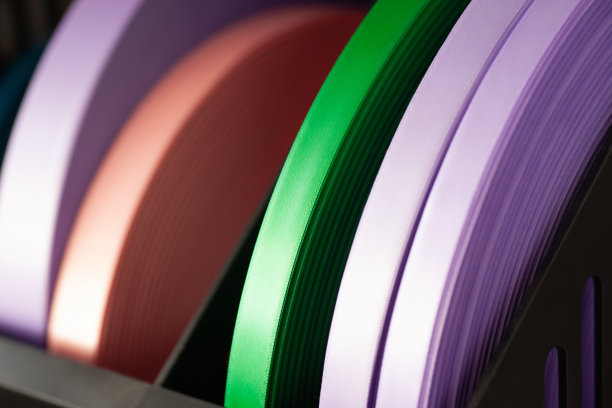 一套不同颜色的缎带线圈，用于标签或装饰的黑色盒子图片下载