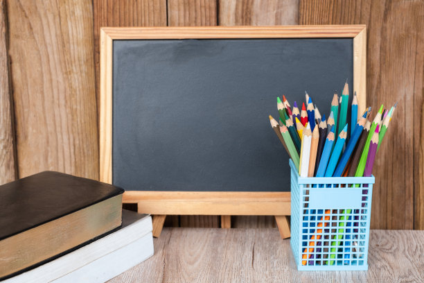 黑板、蜡笔、盒子、书本图片下载