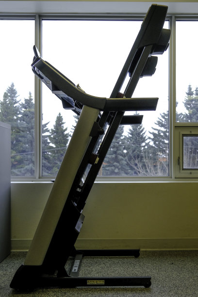 在办公空间里锻炼坍缩的跑步机图片下载