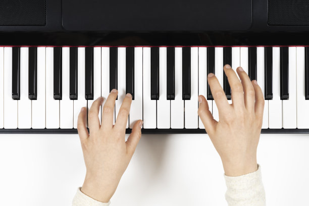 孩子在学习弹钢琴。俯视图图片下载