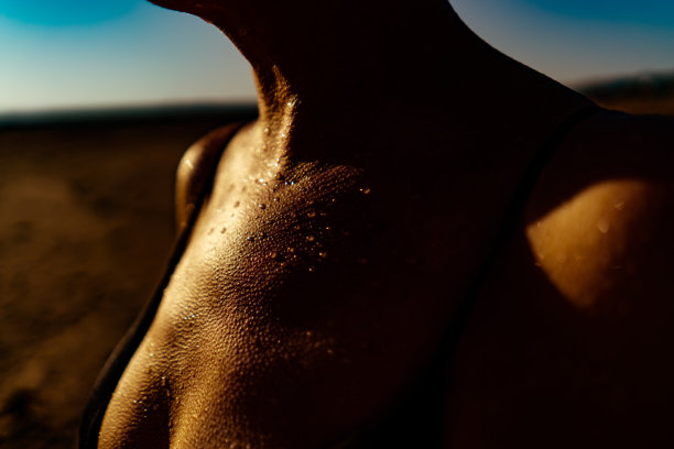 金色阳光下的水珠与女性身体图片下载