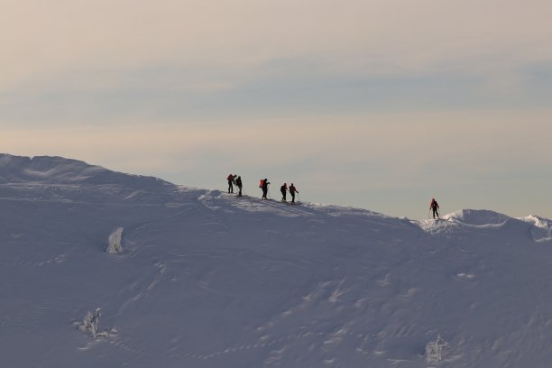 背景中有一些滑雪者的山脉图片下载
