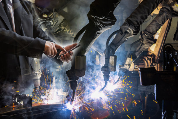 商人采用智能手机控制自动无线机器人焊接。图片下载