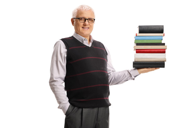 成熟的男人捧着一堆书微笑着图片下载
