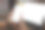 模拟。一个女人拿着白色屏幕的手机。图片下载