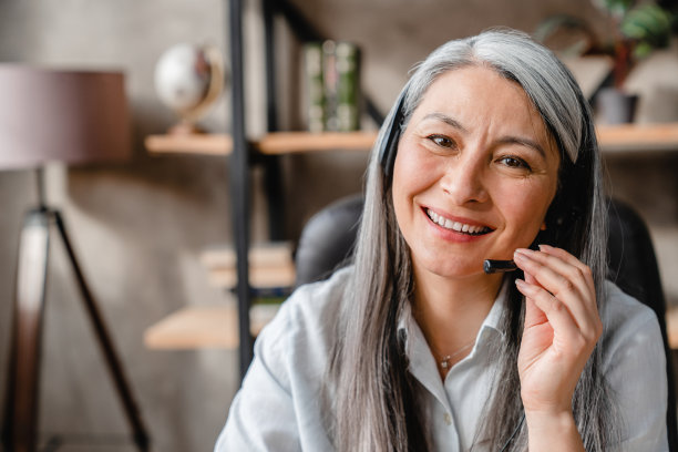自信的中年妇女，它支持在她的工作场所的工人图片下载