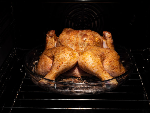 用烤箱煮整只鸡。假日烘焙晚餐图片下载