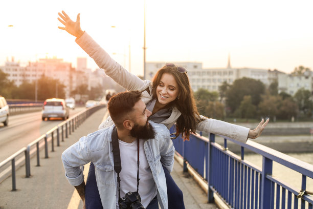 一对在城市度假的夫妇图片下载