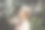 春天美丽浪漫的女孩，金发碧眼，在阳光明媚的日子里享受着盛开的苹果树图片下载
