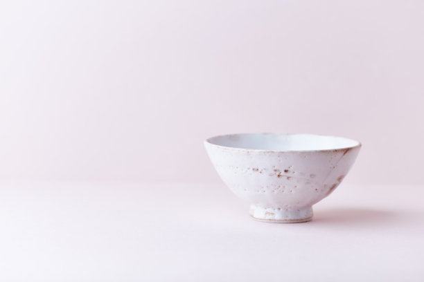 传统的陶瓷碗在明亮的背景。关闭了。副本的空间。图片下载