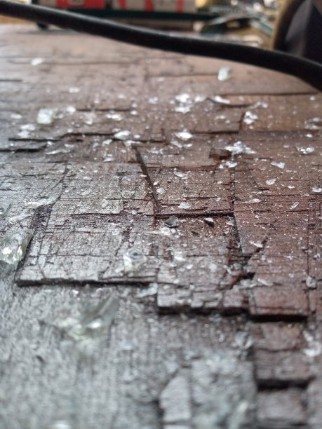 打破玻璃。图片下载