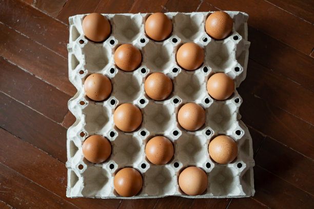 鸡蛋按国际象棋的模式被放在一个装鸡蛋的盒子里图片下载