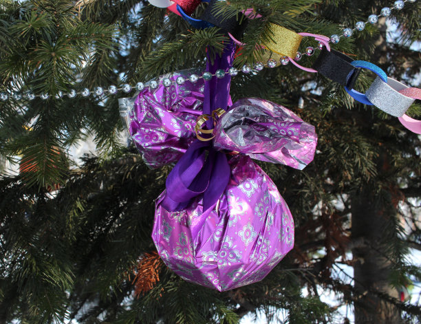 圣诞节装饰树上亮闪闪的玩具图片下载