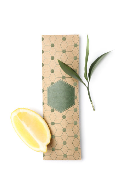 香囊，柠檬和绿叶在白色的背景，俯视图图片下载