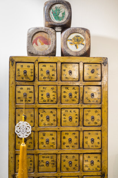 抽屉柜由许多方形木制抽屉与日本字母组成图片下载