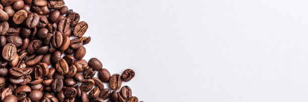 全景与咖啡分散在左边的白色背景图片下载