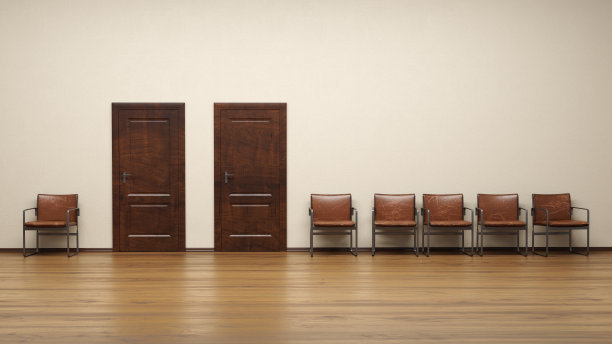 两个办公室的3d渲染与走廊和椅子等待。图片下载