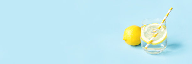 蓝色背景下一杯柠檬水。图片下载