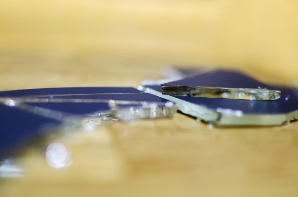 碎玻璃碎片，特写，选择性聚焦。图片下载