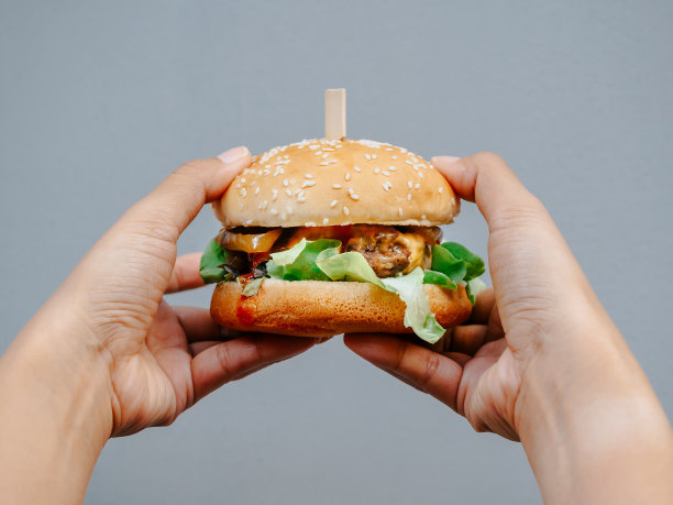 美味新鲜的自制汉堡。图片下载