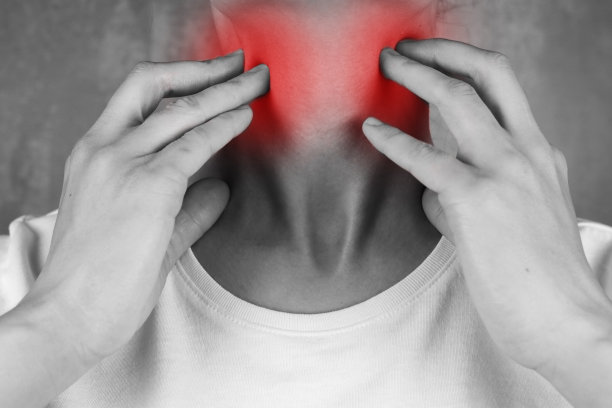 女人摸着喉咙痛，黑色和白色的红色区域图片下载