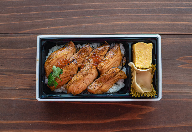 肥鲑鱼肚饭盒，在日本被称为“便当”。图片下载