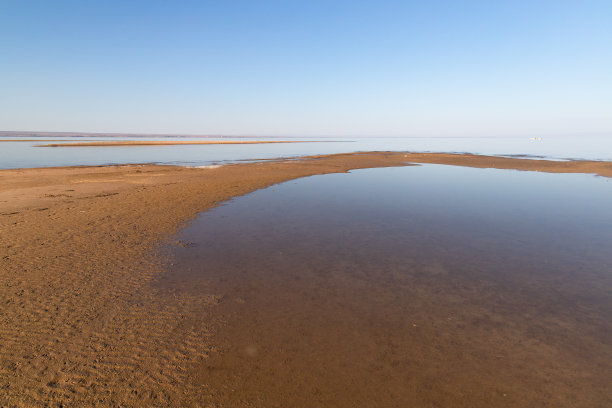 海面上日落时的低潮图片下载